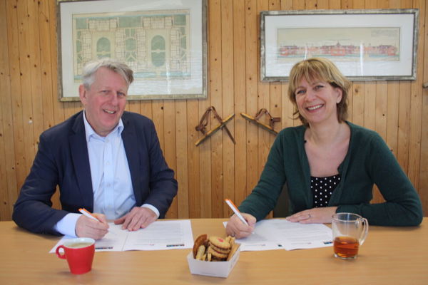 Han Leurink, Vestigingsmanager Intermaris Hoorn en Miranda Zwart, directeur-bestuurder van Vrijwilligerspunt Westfriesland tekenden een vierjarige samenwerkingsovereenkomst.