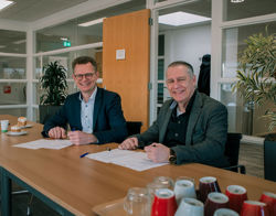 Twee mannen ondertekenen papieren