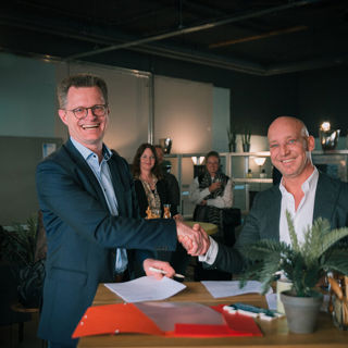 Directeur van Intermaris en directeur van Hemubo schudden elkaar de hand