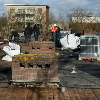 Diverse mannen werken op een dak