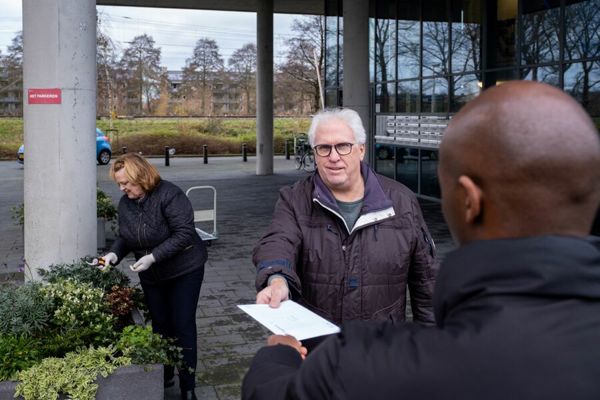 Bewoner krijgt een brief van een medewerker van Intermaris