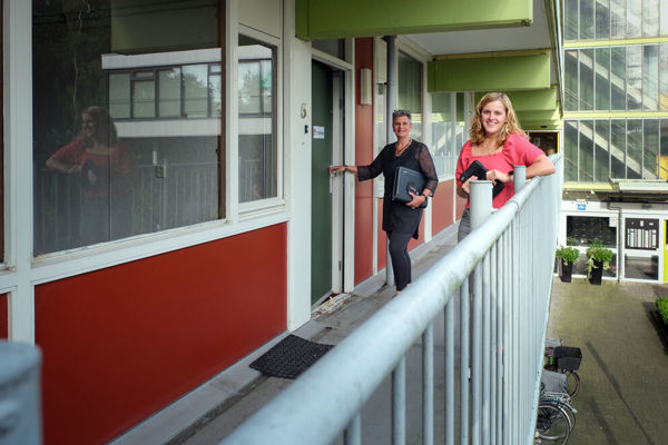 Twee vrouwen staan op de galerij