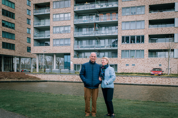 Twee bewoners voor hun woongebouw