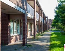 Laag woongebouw met galerijen aan de Patio