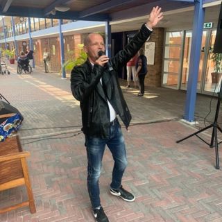 Zanger staat op straat in een microfoon te zingen