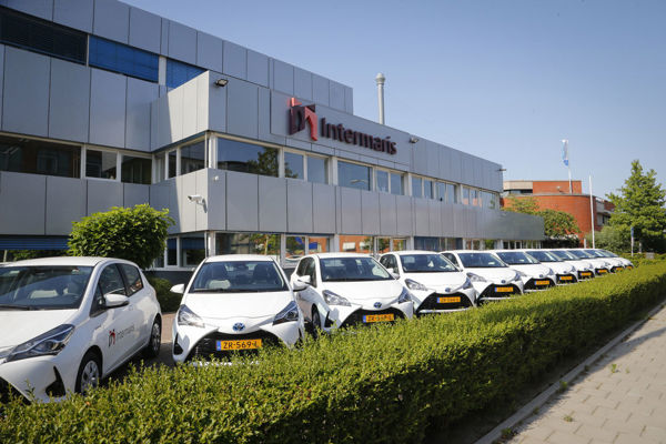 Kantoorpand van Intermaris in Hoorn met witte bedrijfsauto's voor het pand