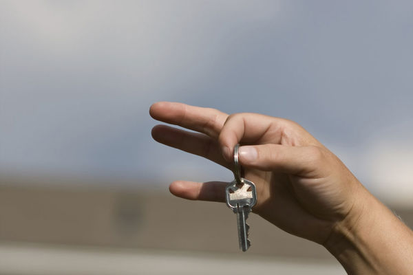 Hand houdt sleutels vast