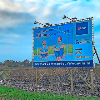 Bouwbord in het weiland