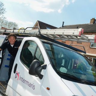 Medewerker technische dienst komt uit zijn klusbus
