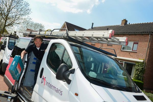 Medewerker technische dienst komt uit zijn klusbus