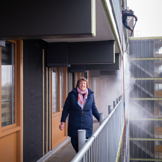 Bewoonster loopt op de galerij