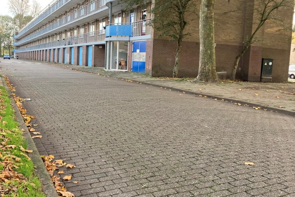 Straat met een woongebouw