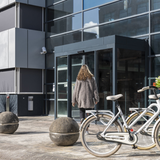 Vrouw loopt het kantoorpand van Intermaris binnen