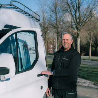 Medewerker technische dienst staat bij zijn klusbus