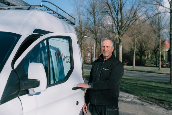 Medewerker technische dienst staat bij zijn klusbus