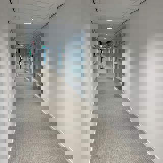 Lege gang met witte muren