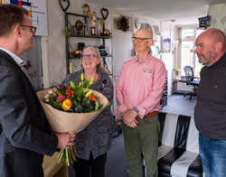 Bewoners ontvangen een bos bloemen van de Directeur van Intermaris Cees Tip