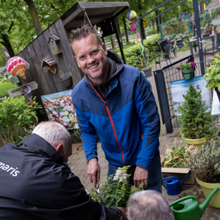 Medewerkers Intermaris planten bloemen in een pot