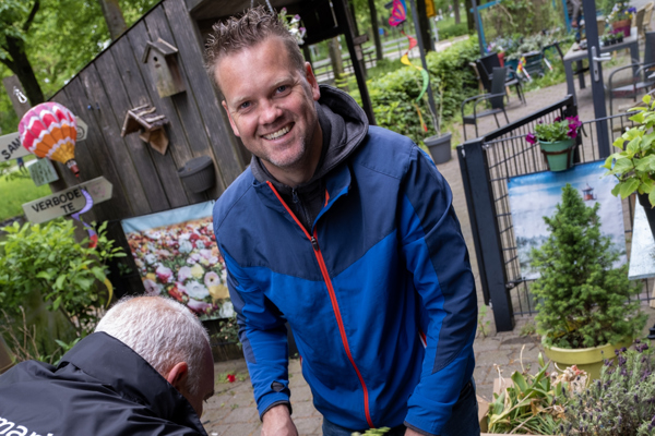 Medewerkers Intermaris planten bloemen in een pot