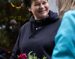Blije vrouw met een zwarte trui aan kijkt naar een vrouw met een blauwe trui aan