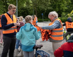 Medewerkers Intermaris controleren een fiets van een kind tijdens het fietsexamen