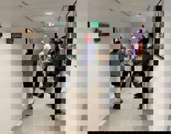 Kunst wordt bewonderd door bezoekers van Huis van de Stad