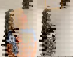 Kunstenaar Marcia poseert met haar kunstwerk