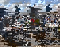 Bouwvakkers en medewerkers Intermaris eten een visje op de bouwplaats