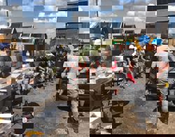 Bouwvakkers en medewerkers Intermaris eten een visje op de bouwplaats