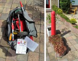 Een tas met tuingereedschap bij een Amsterdams paaltje