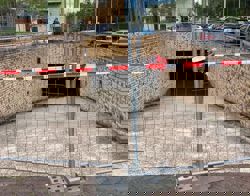 Hek voor de ingang van parkeergarage