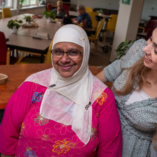 Bewoonster Rosie met medewerker van Intermaris