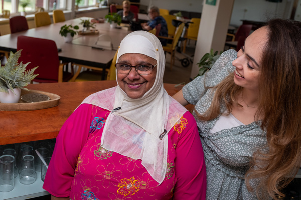 Bewoonster Rosie met medewerker van Intermaris