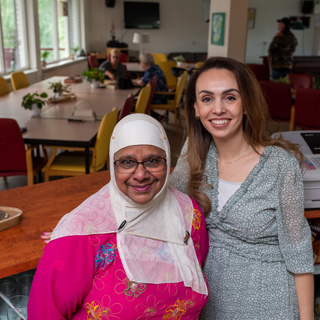 Bewoonster Rosie met medewerker van Intermaris