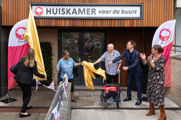Bewoners openen samen met Directeur Cees Tip de Huiskamer voor de buurt