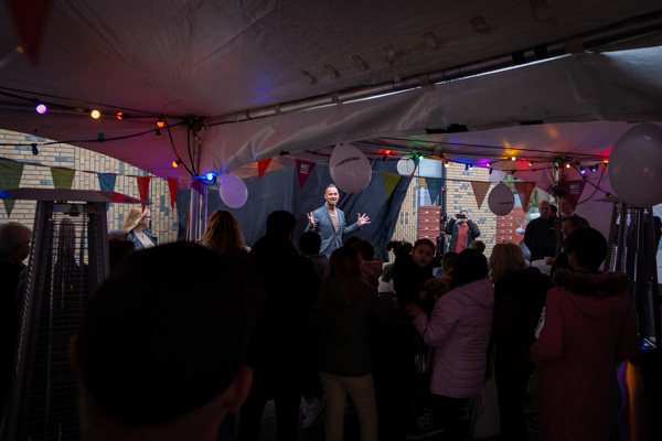 Openingswoordje door medewerker van Intermaris onder een partytent