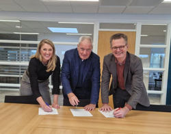 Drie directeuren ondertekenen papieren