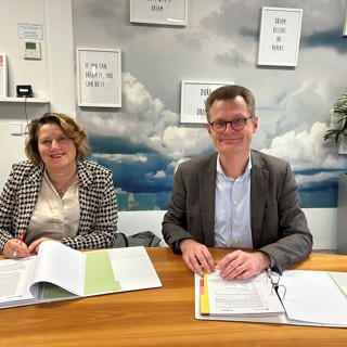 Directeuren ondertekenen papieren