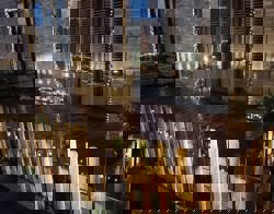 Tuin met een tuinhekje, zitje, een vlonder en kerstverlichting