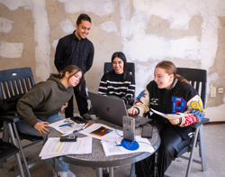 Studenten zitten achter de laptop voor een test in een huurwoning