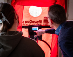 Studenten doen een tochtmeting in een huurwoning