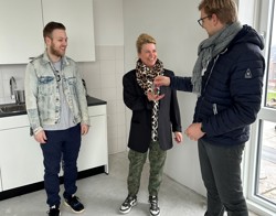 Bewoners ontvangen de sleutel van hun nieuwbouwwoning van Directeur Wonen Jurre Terhorst