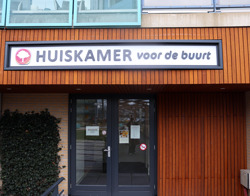 Ingang van huiskamer voor de buurt bij seniorencomplex Betsy Perk