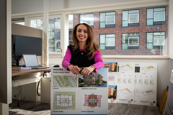 Medewerker Intermaris met een bord in haar handen met daarop projectinformatie