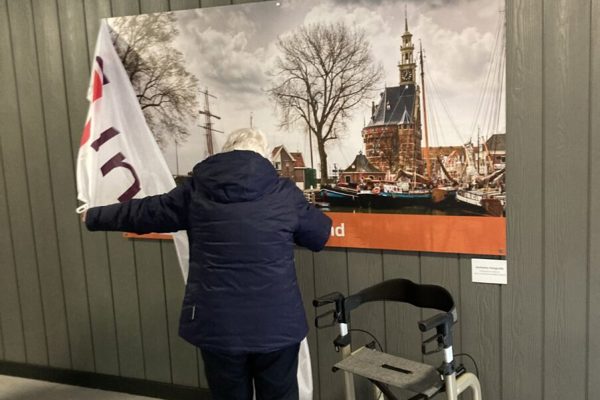 Bewoner onthult fotobord Hoofdtoren 