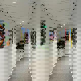 Doorkijkje met schilderijen aan de muur