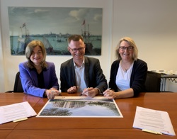 Directeur Vastgoed Iphigenia Westphal, directeur-bestuurder Cees Tip, Intermaris en wethouder Marjon van der Ven tekenen een koop-/ontwikkelovereenkomst
