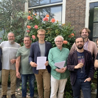 Directeur Wonen Jurre Terhorst, Intermaris, voorzitter Jawek Kwakman en bewoners van woon-werkgemeenschap Wissel Munt 