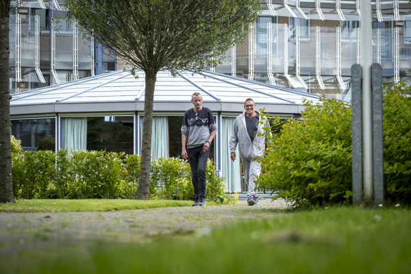 Cor en Jaap lopen door de tuin