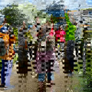 Bewoners Betsy Perk in beweging onder leiding van een sportinstructeur